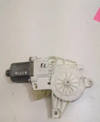 Mercedes-Benz C W204 Front door window regulator motor A2048200142