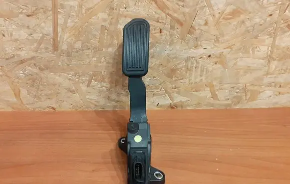 Toyota RAV 4 (XA40) Accelerator throttle pedal 2485 781100W040