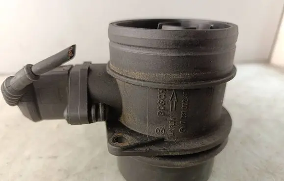 Volkswagen PASSAT B5.5 Mass air flow meter 0281002461