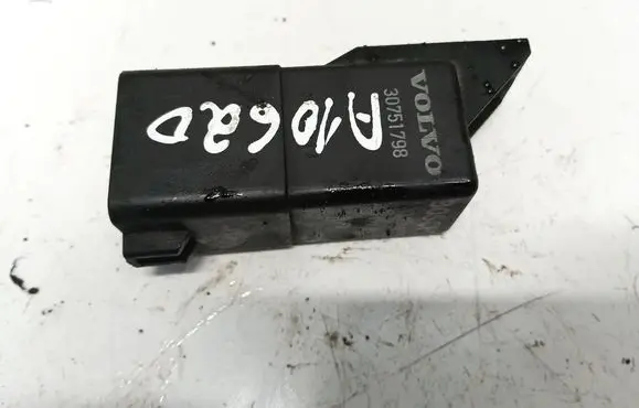 Volvo V70 Glow plug pre-heat relay 30751798 0281003037