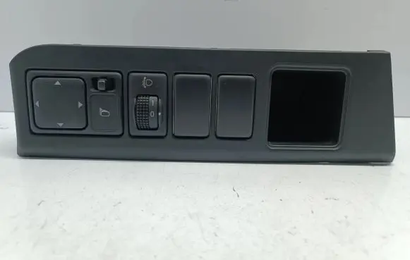 Nissan Note (E11) Wing mirror switch 684859U100 P10971