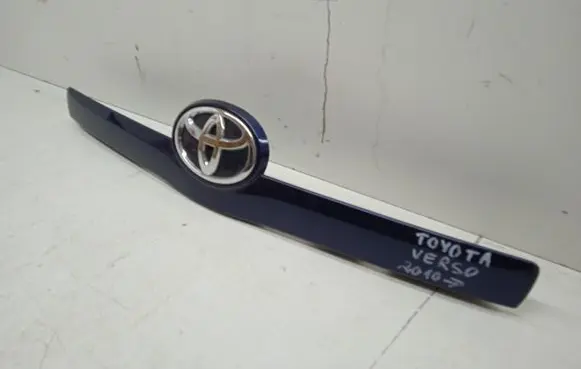Toyota Verso Front bumper upper radiator grill 768110F060