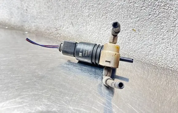 Opel Astra J Windscreen/windshield washer pump 13250357