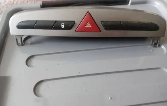 Peugeot 308 Hazard light switch 9659417177
