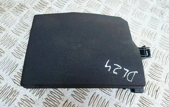 Toyota Auris E180 Fuse box cover 8266202410