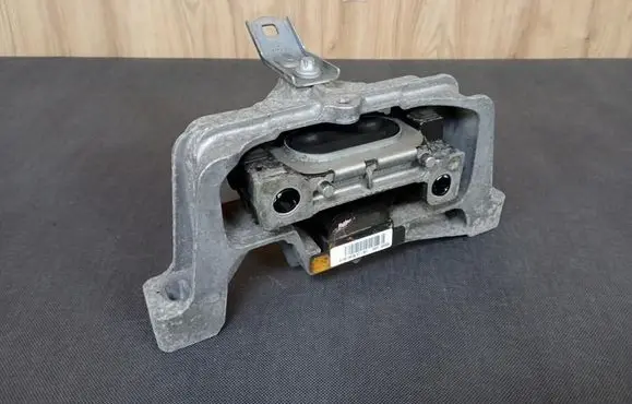 Mercedes-Benz B W246 W242 Engine mounting bracket 2462401617 A2462401617
