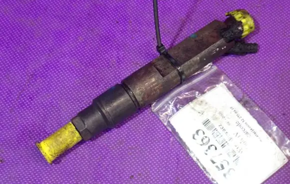 Volkswagen Golf IV Fuel injector 028130201T