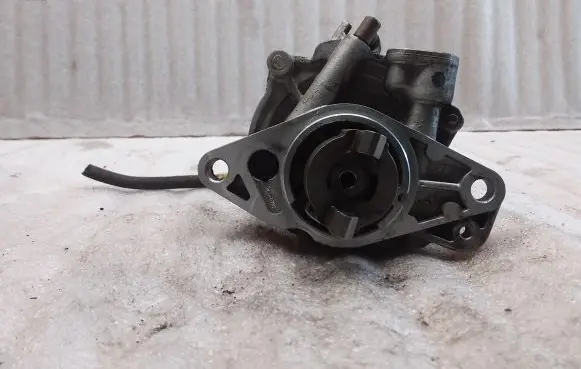 Opel Corsa D Vacuum pump 55221036