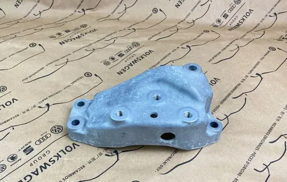 Audi Q3 8U Engine mounting bracket 3C0199117J
