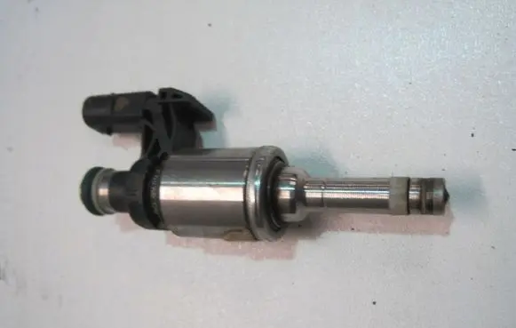 Skoda Rapid (120G, 130G, 135G) Fuel injector 04E906036H