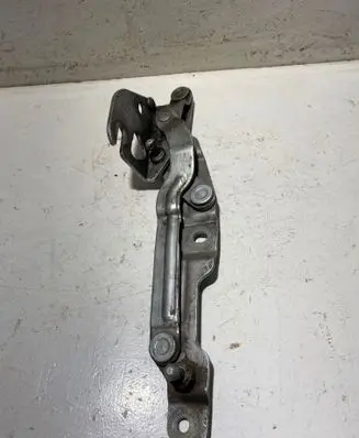 Audi A4 S4 B5 8D Tailgate/trunk/boot hinge 8D5827301C