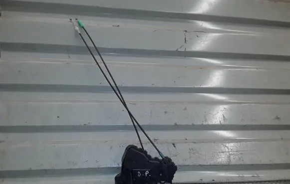 Toyota Verso Front door lock 046693