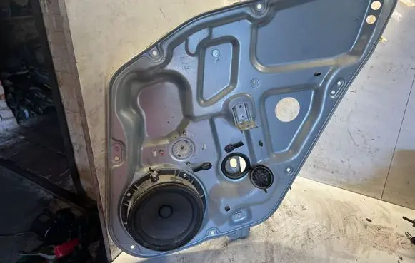 Front window lifting mechanism without motor