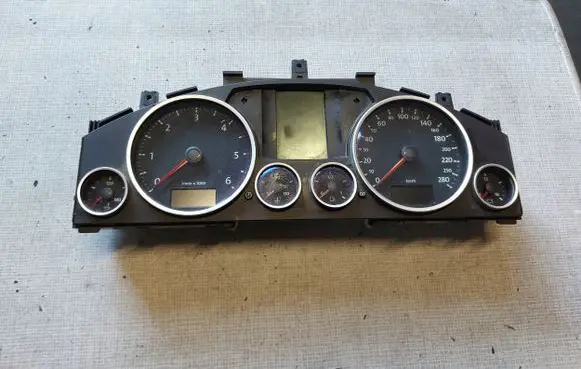 Volkswagen Touareg I Speedometer (instrument cluster) 7L6920875L