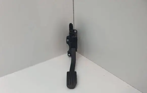 Volvo V60 Accelerator throttle pedal 3329061