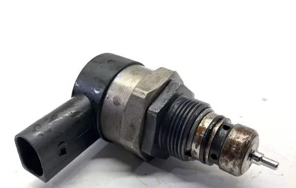 Volkswagen Touareg I Fuel pressure regulator 057130764H
