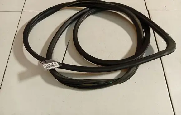 Toyota Avensis Verso Rubber seal front coupe door 