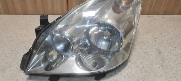 Toyota Corolla Verso AR10 Headlight/headlamp E110683 F1120 770001