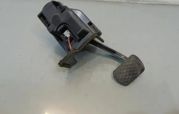 Mercedes-Benz C W204 Brake pedal A2042902001