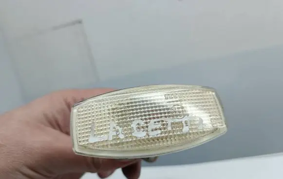 Front fender indicator light