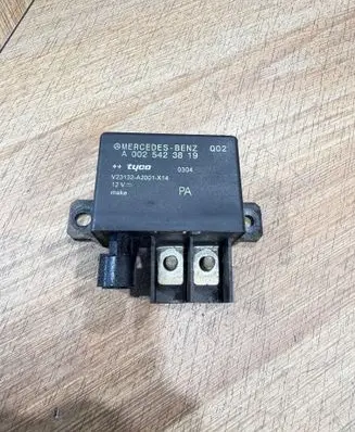 Mercedes-Benz E W211 Charging relay A0025423819 V23132A2001X14