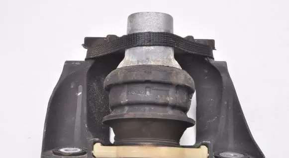 Volvo S90, V90 Engine mounting bracket 326F22