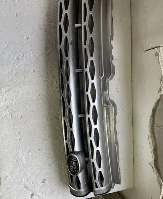 Land Rover Evoque I Front bumper upper radiator grill