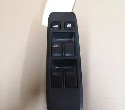 Nissan Primera Electric window control switch C8DD702N 25401AV640