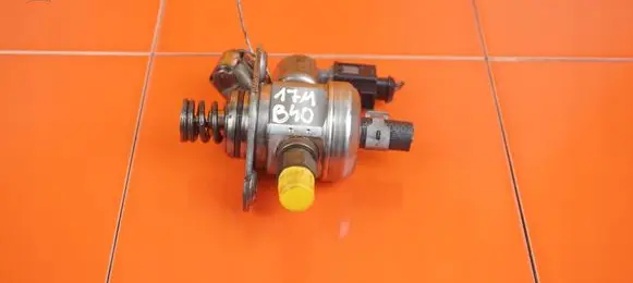 Audi A4 S4 B8 8K Fuel injection high pressure pump 0261520055 CDH