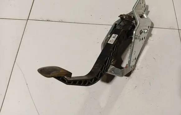 Opel Zafira B Brake pedal 13192503