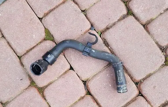 Opel Insignia A Engine coolant pipe/hose 13220142