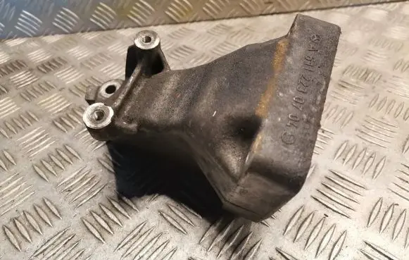 Mercedes-Benz C W203 Engine mounting bracket 6112230704