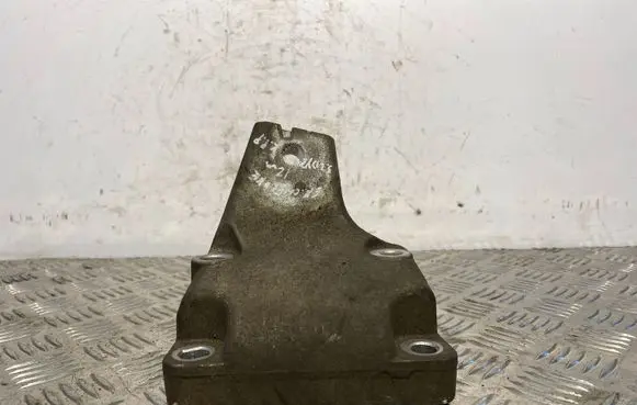 Jeep Grand Cherokee Engine mounting bracket