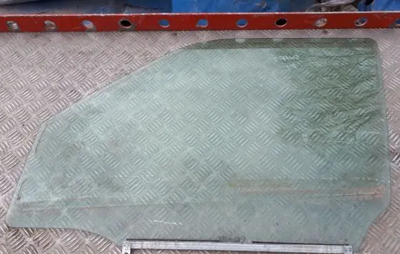 Suzuki Swift I Front door window glass four-door 8453662J00