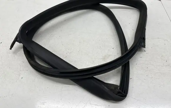 Rear door rubber seal (on body)