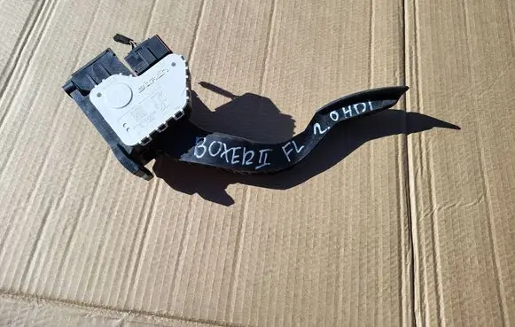 Accelerator throttle pedal