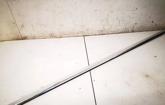 Volkswagen PASSAT B6 Front door glass trim molding 3C4837476