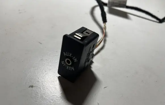 BMW 3 E90 E91 AUX in-socket connector 9172021