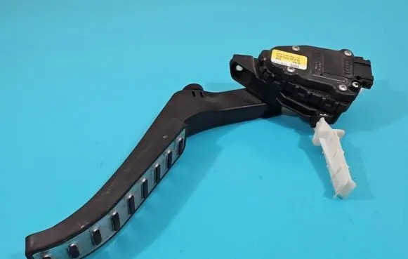 Accelerator throttle pedal