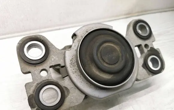 Engine mount bracket