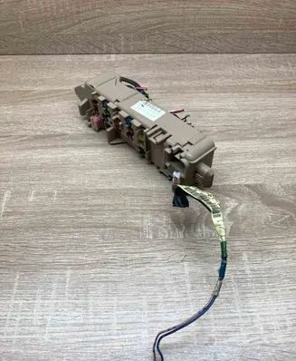 Toyota Corolla E120 E130 Fuse module 8F120182 4920