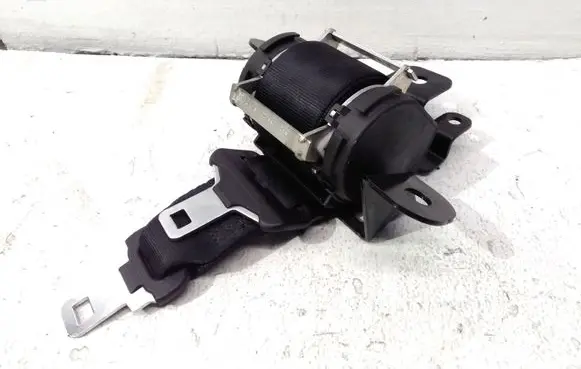 Nissan Qashqai Middle seatbelt (rear) 6061619