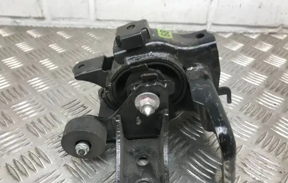 Toyota Auris E180 Engine mount bracket
