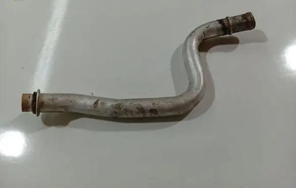 Engine coolant pipe/hose