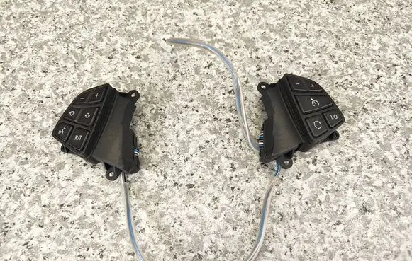 Steering wheel buttons/switches
