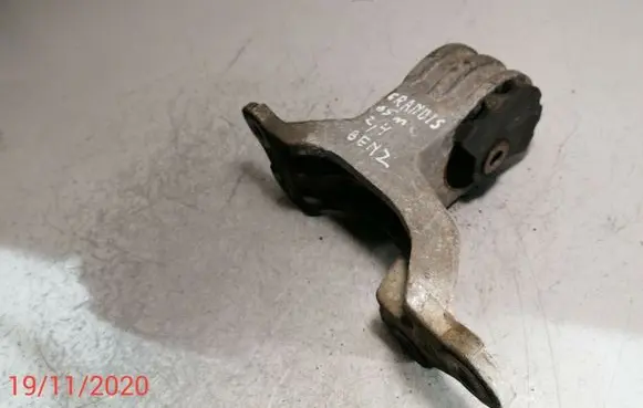 Mitsubishi Grandis Engine mount bracket