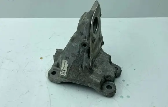 Engine mounting bracket