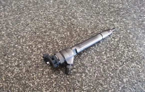 Renault Trafic III (X82) Fuel injector 0445110569