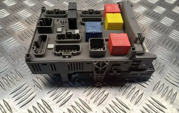 Renault Laguna II Fuse module 8200206771