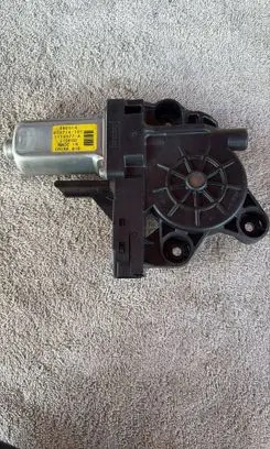 Volvo V70 Front door window regulator motor 30699646
